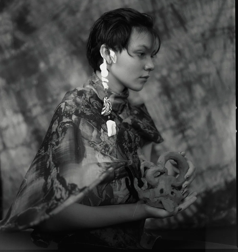 Kelli Devinning ulkan eshagi toyib bolmaydigan yigitidan shafqatsiz kaltak oladi